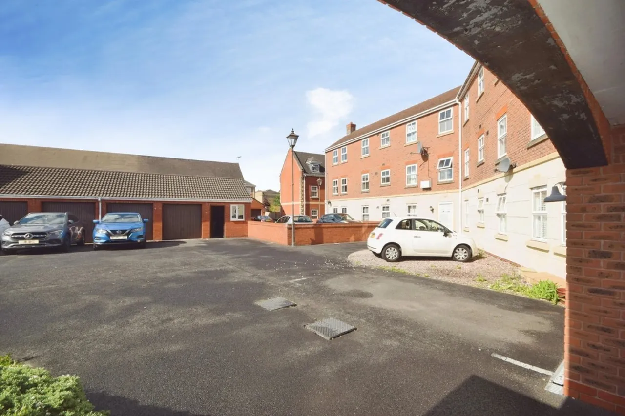 Dickens Heath Road, Dickens Heath, photo 4