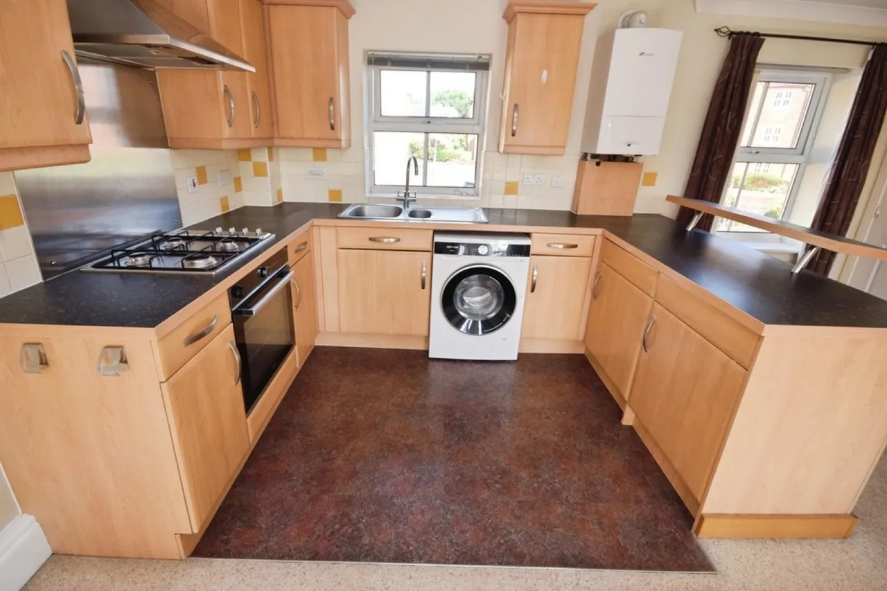 Dickens Heath Road, Dickens Heath, photo 8