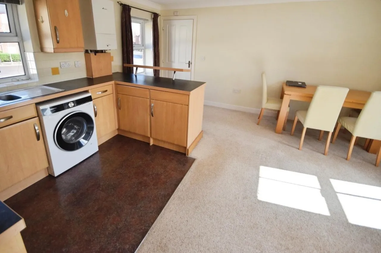Dickens Heath Road, Dickens Heath, photo 9