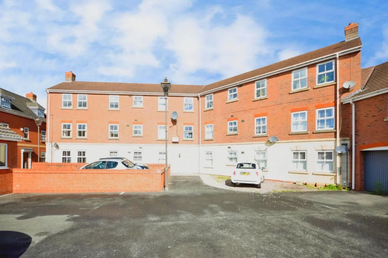 Dickens Heath Road, Dickens Heath, photo 6