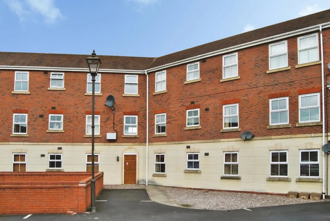 Dickens Heath Road, Dickens Heath, photo 3