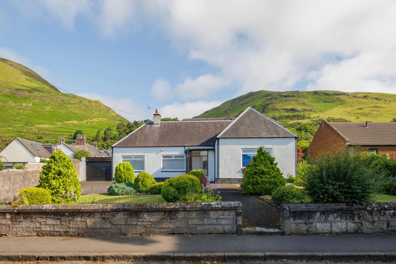 3 bed house for sale — Ochil Road, Alva, fk12 5JT