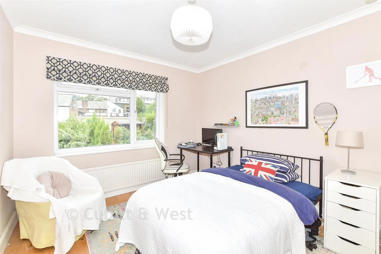 Dallaway Gardens, East Grinstead, RH19, photo 9