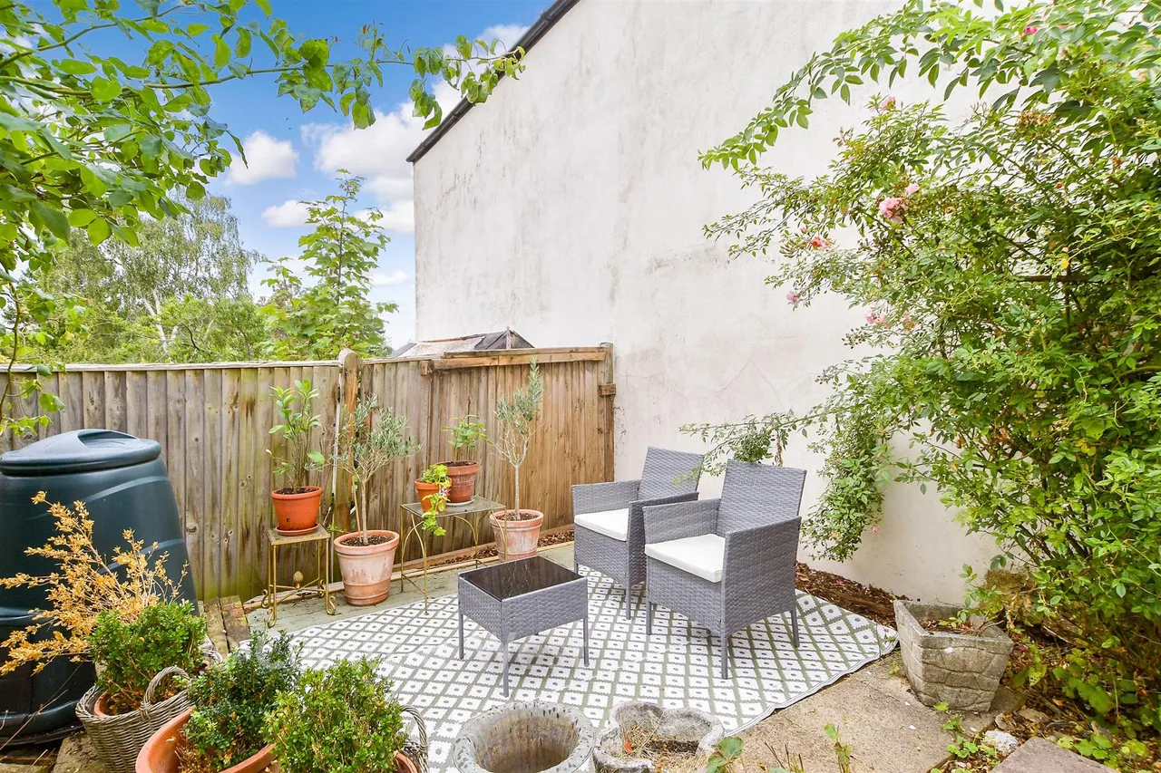 Dallaway Gardens, East Grinstead, RH19, photo 13