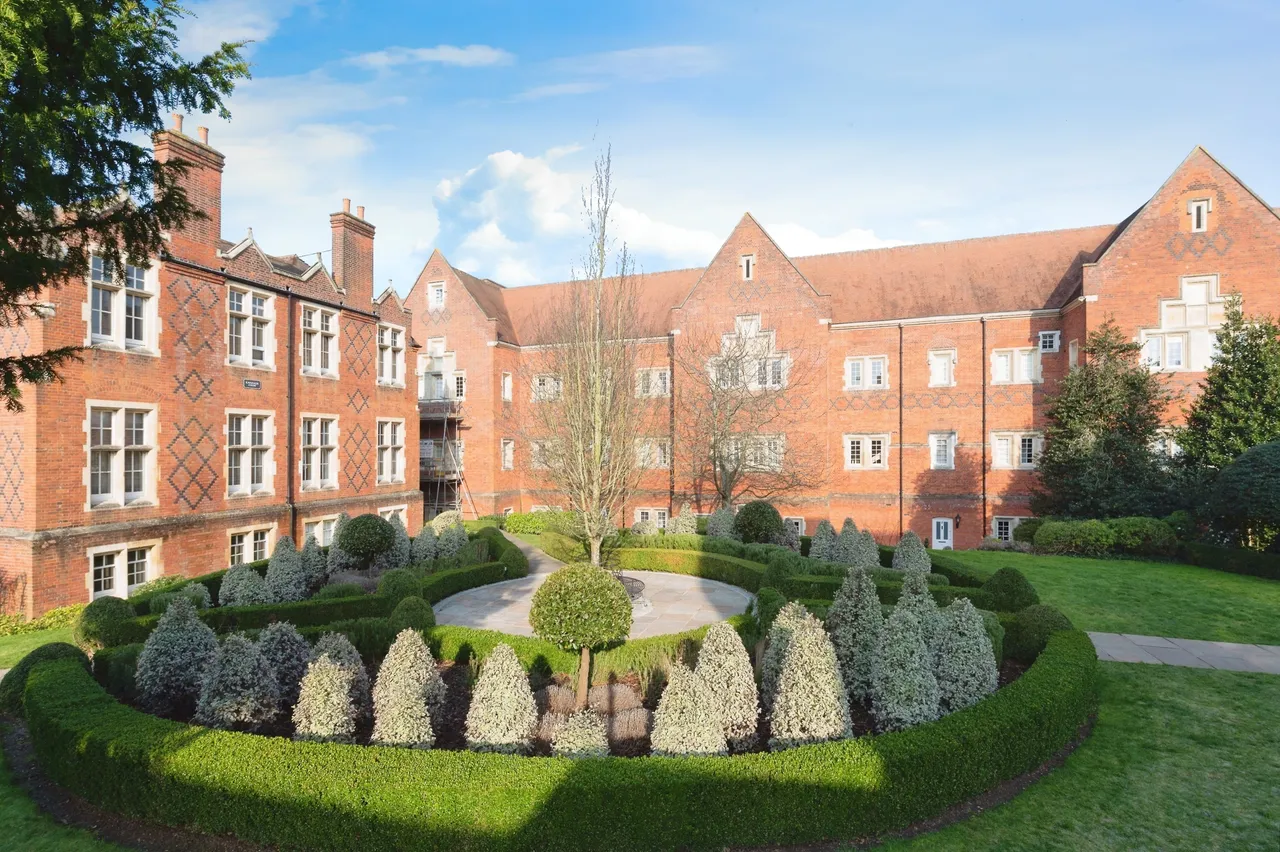 2 bed flat for sale — The Galleries, Brentwood