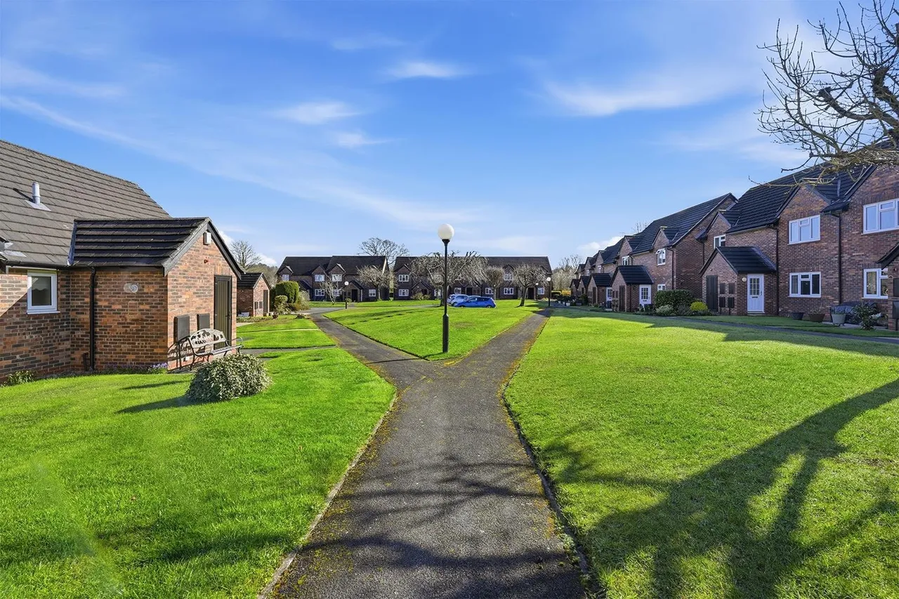Shirleys Close, Prestbury, photo 13