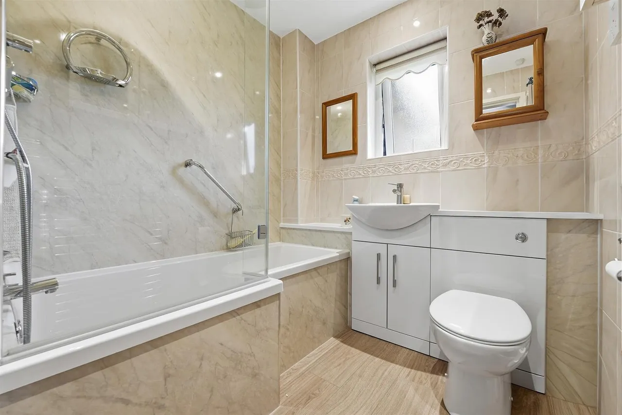Shirleys Close, Prestbury, photo 11