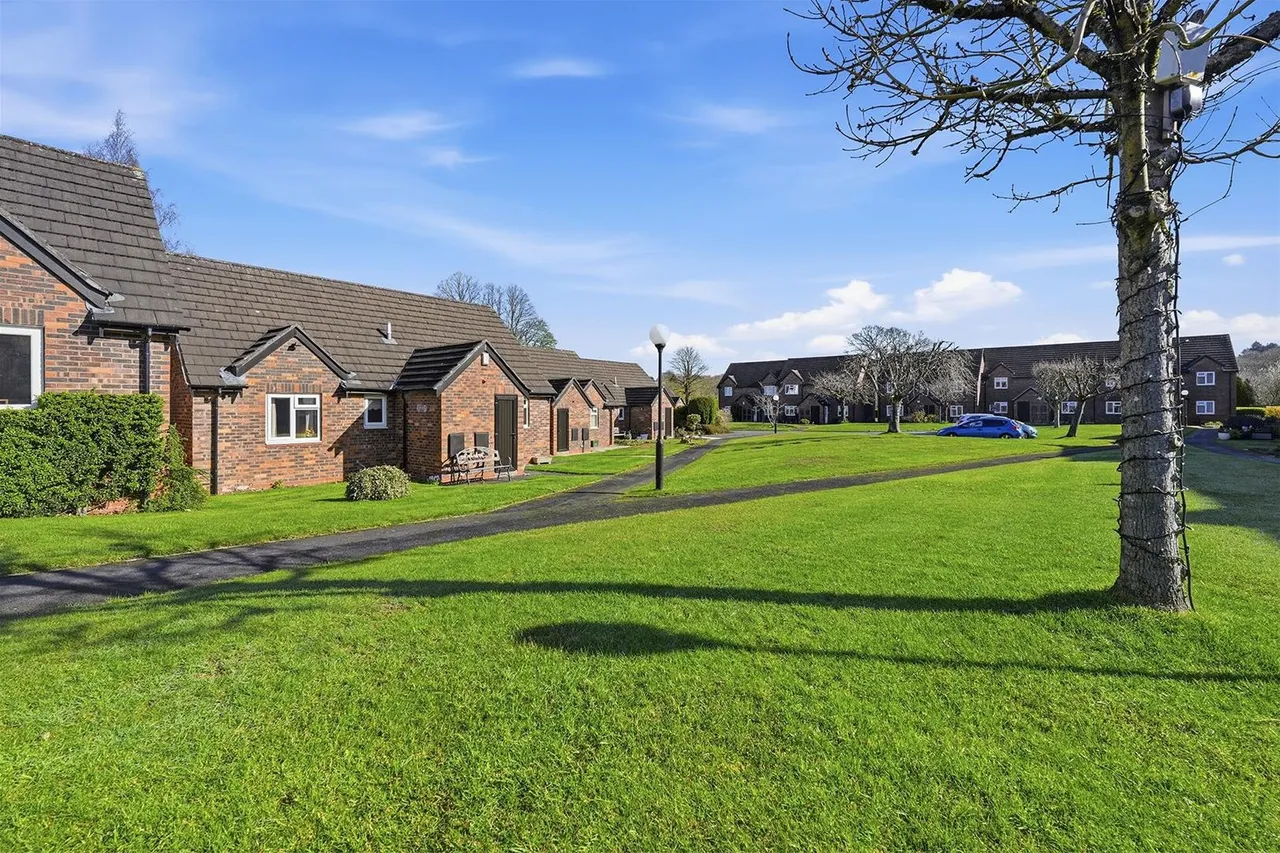 Shirleys Close, Prestbury, photo 14