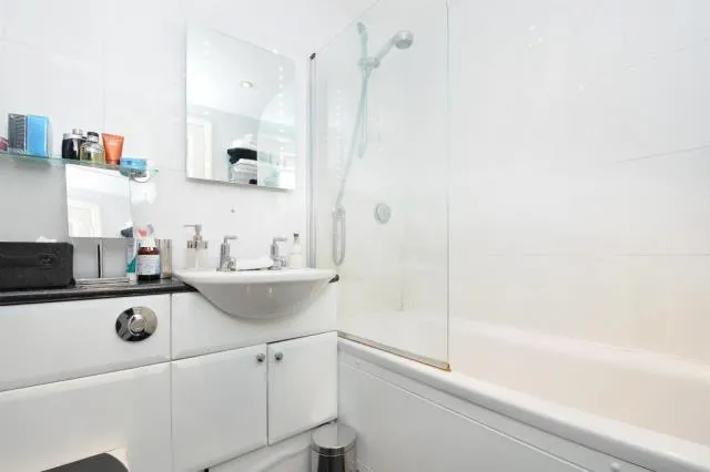 Regents Court, Newbury, RG14, photo 7