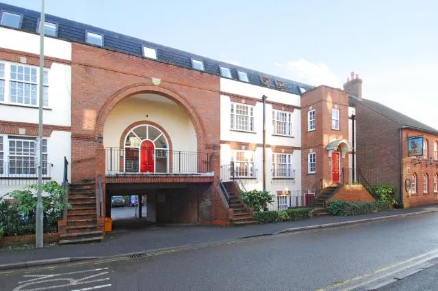 2 bed flat for sale, Regents Court, Newbury, RG14