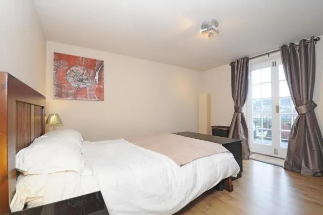 Regents Court, Newbury, RG14, photo 5