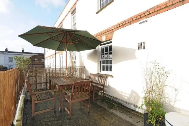 Regents Court, Newbury, RG14, photo 8