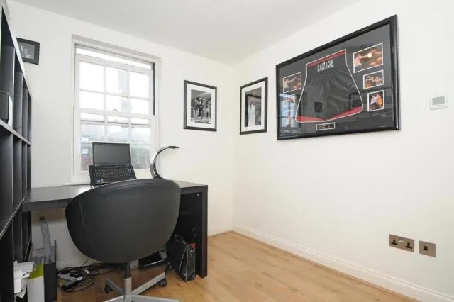 Regents Court, Newbury, RG14, photo 6