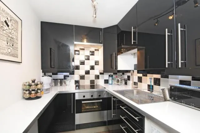 Regents Court, Newbury, RG14, photo 3