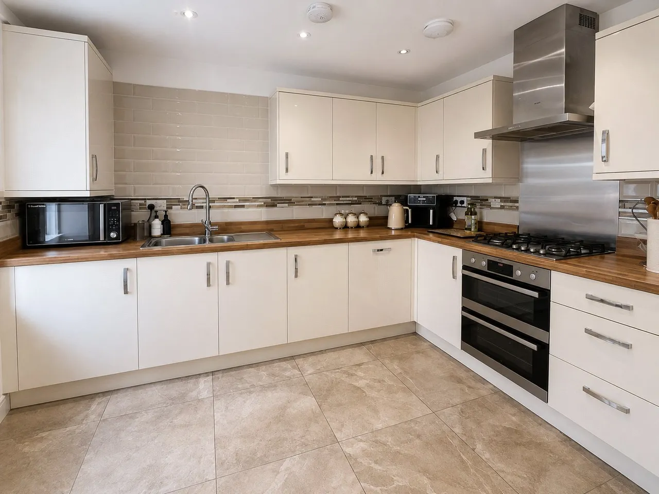 Montgomery Avenue, Wellesley, Aldershot, Hampshire, GU11 4AX, photo 2