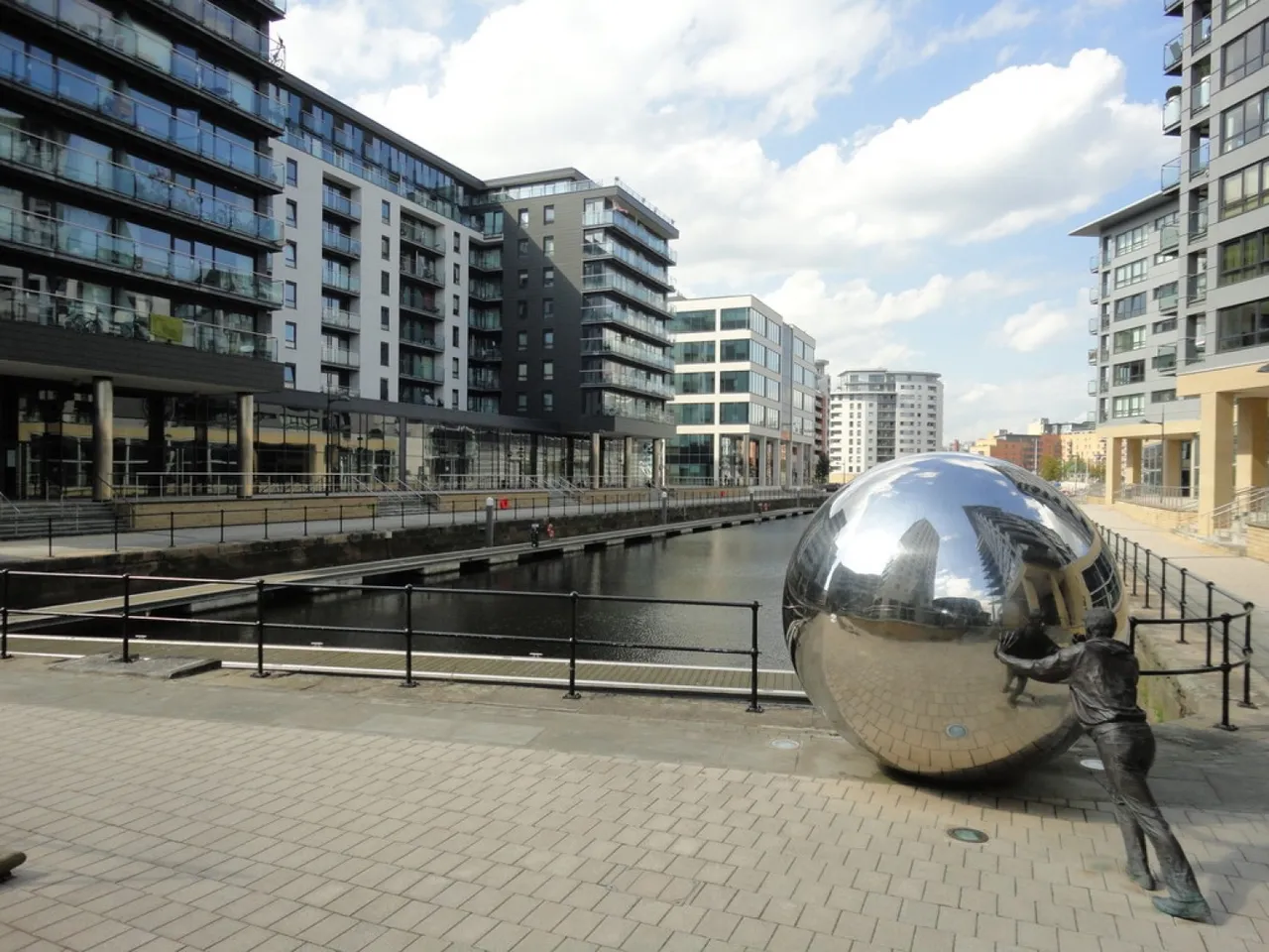 La Salle, Leeds Dock, photo 11