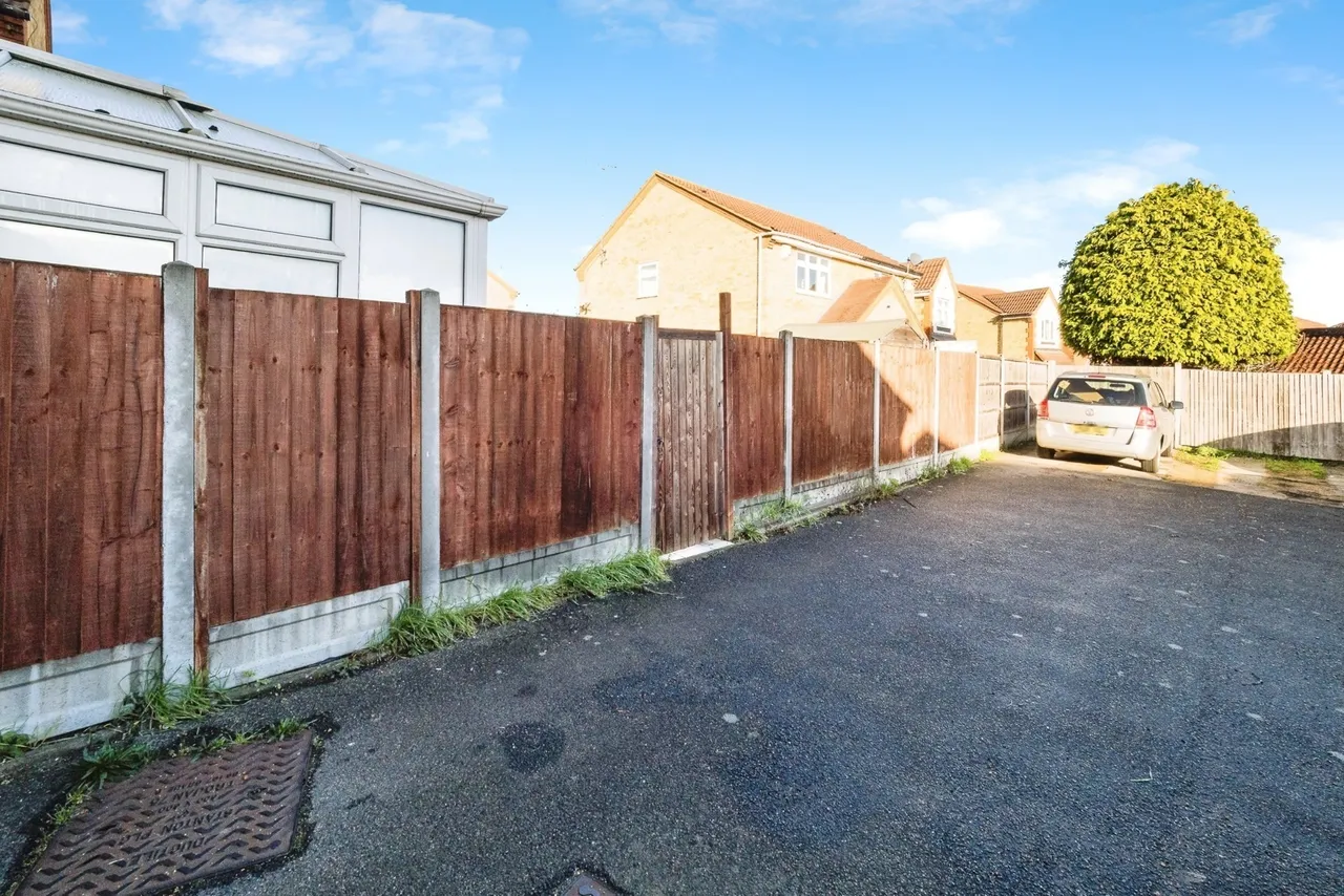 St. Michaels Close, Aveley, South Ockendon, Essex, RM15, photo 15