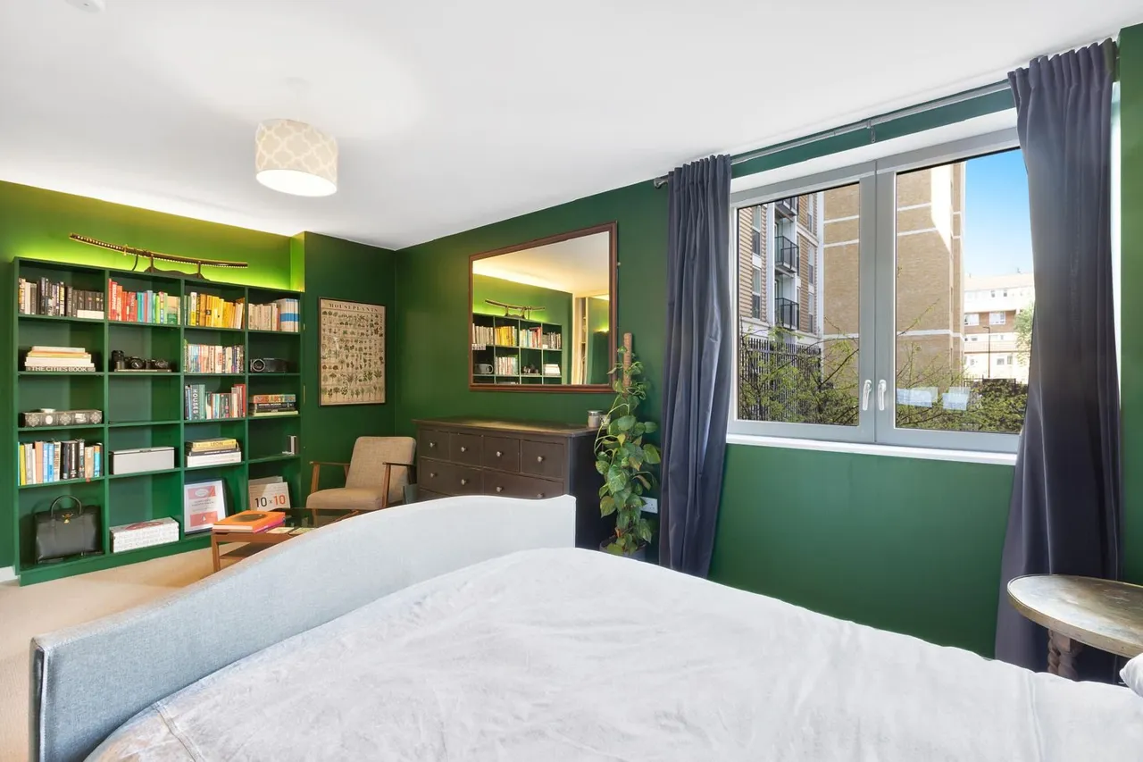 London, E1W, photo 6
