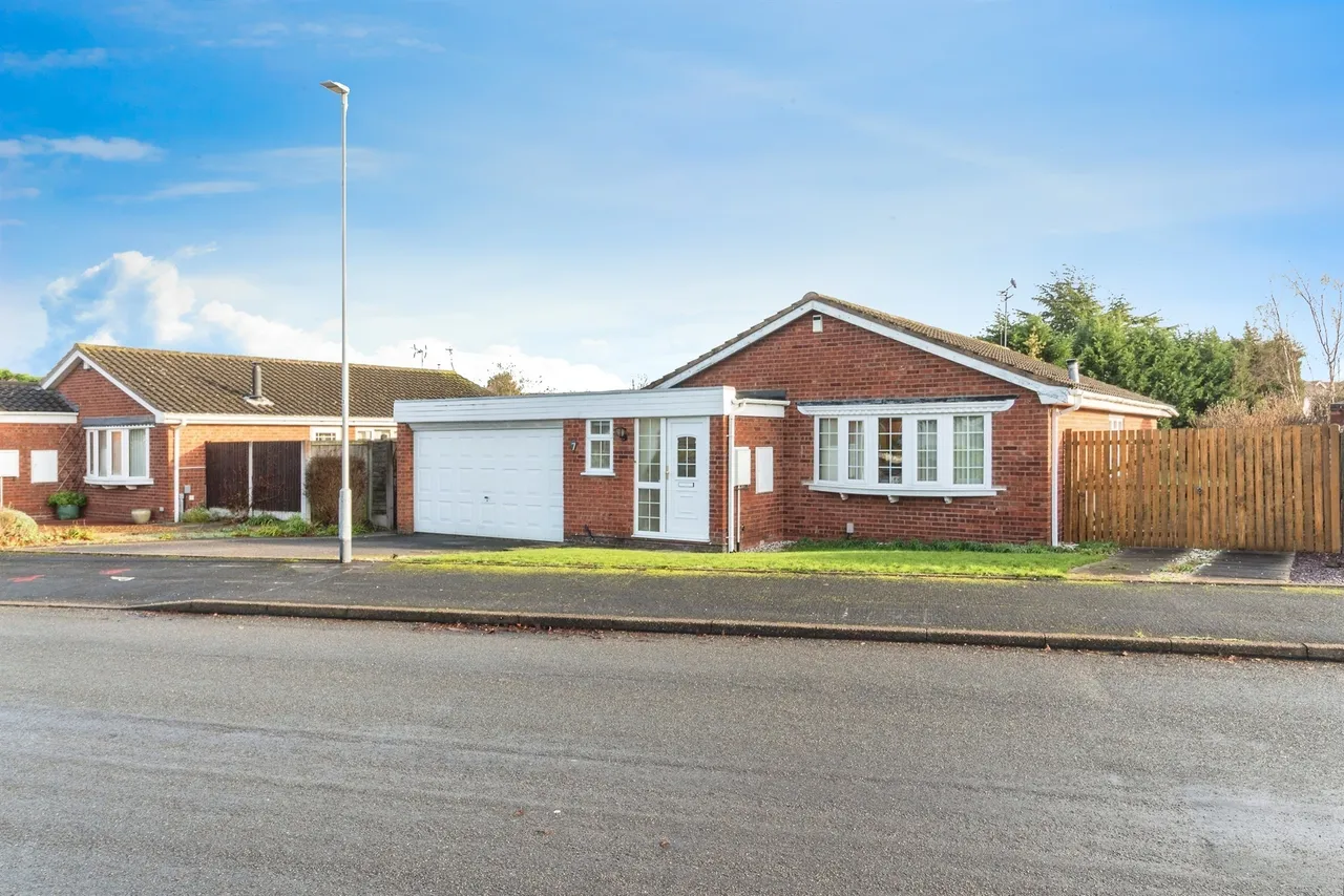 3 bed house for sale — Creswell Farm Drive, Stafford