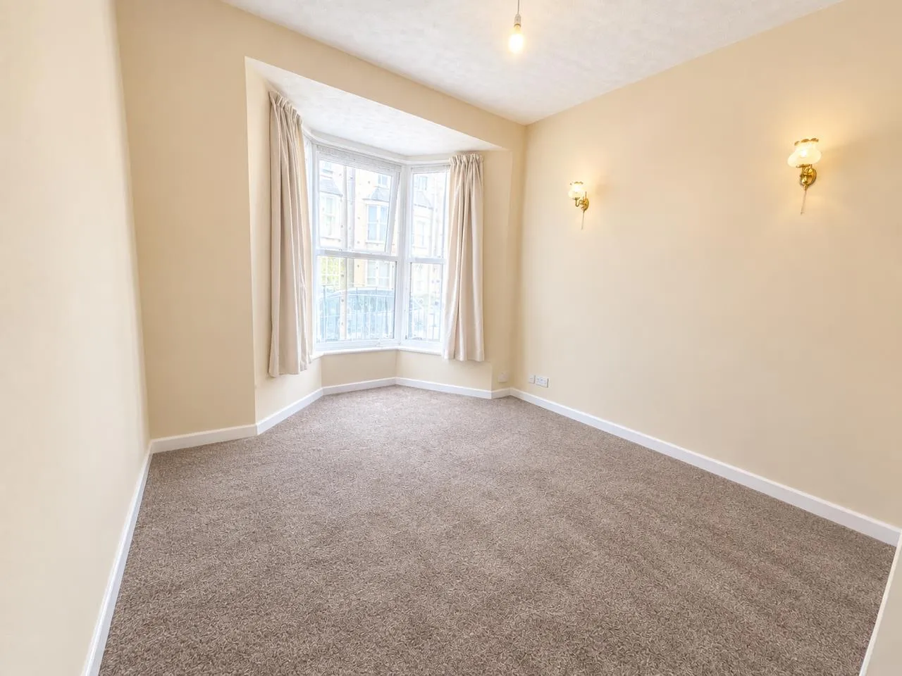 2 bed flat to rent — Headland Park, PLYMOUTH
