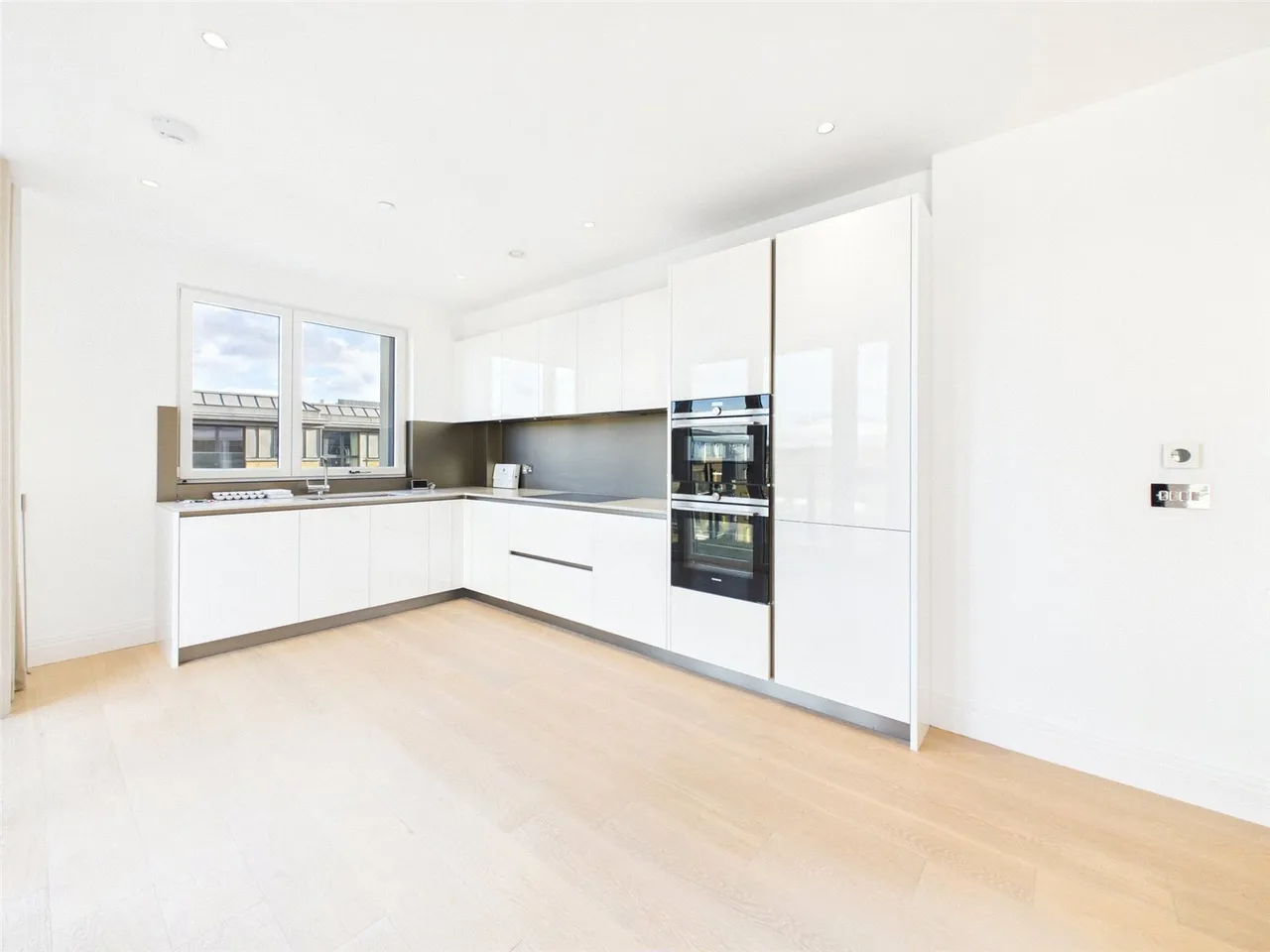 Pinewood Gardens, Teddington, TW11, photo 2