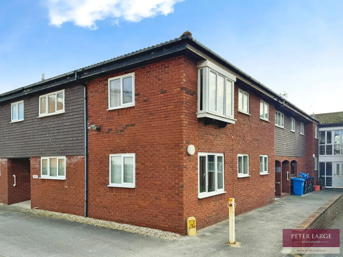 2 bed flat for sale — Russell Road, Rhyl, LL18 3DJ