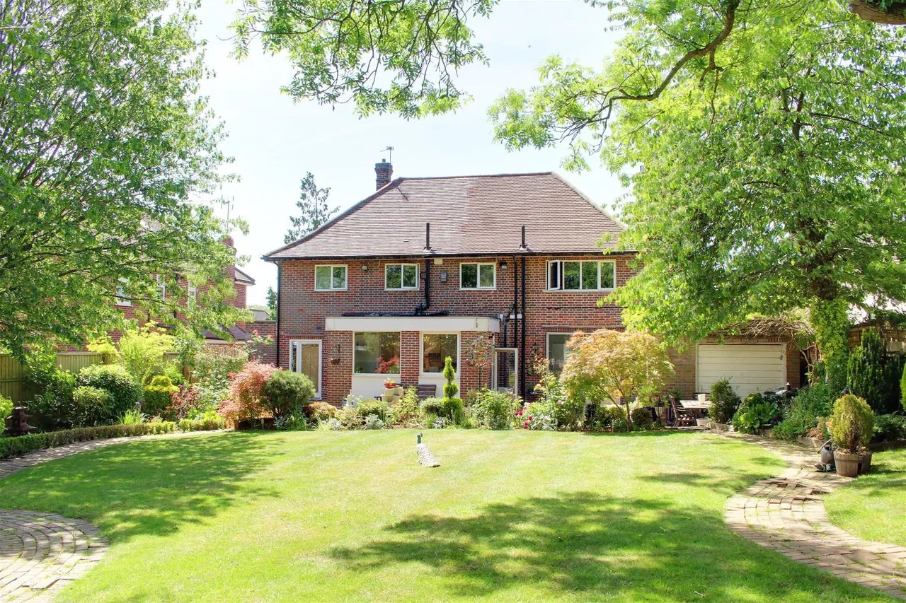 Mymms Drive Brookmans Park, Brookmans, Hertfordshire AL9 7AE, photo 4