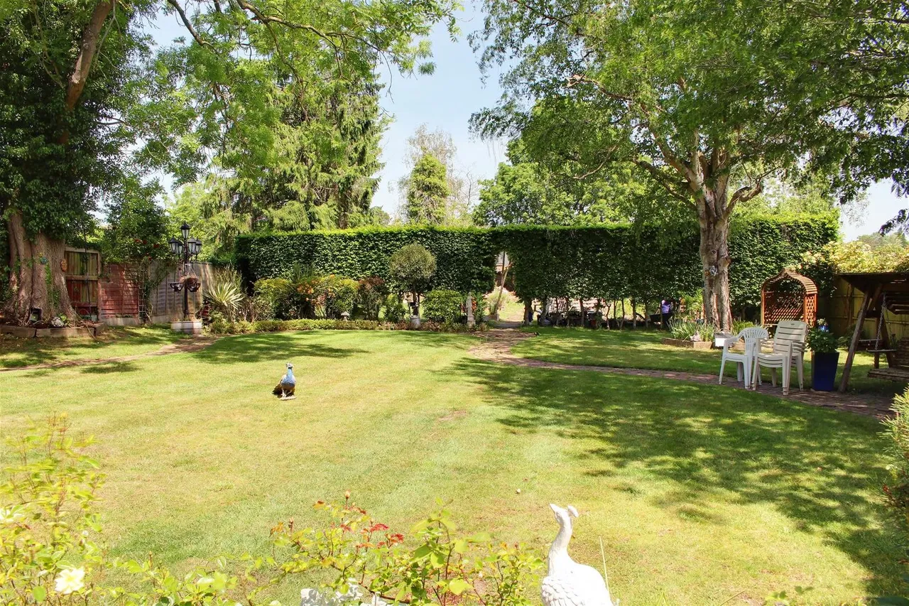 Mymms Drive Brookmans Park, Brookmans, Hertfordshire AL9 7AE, photo 3