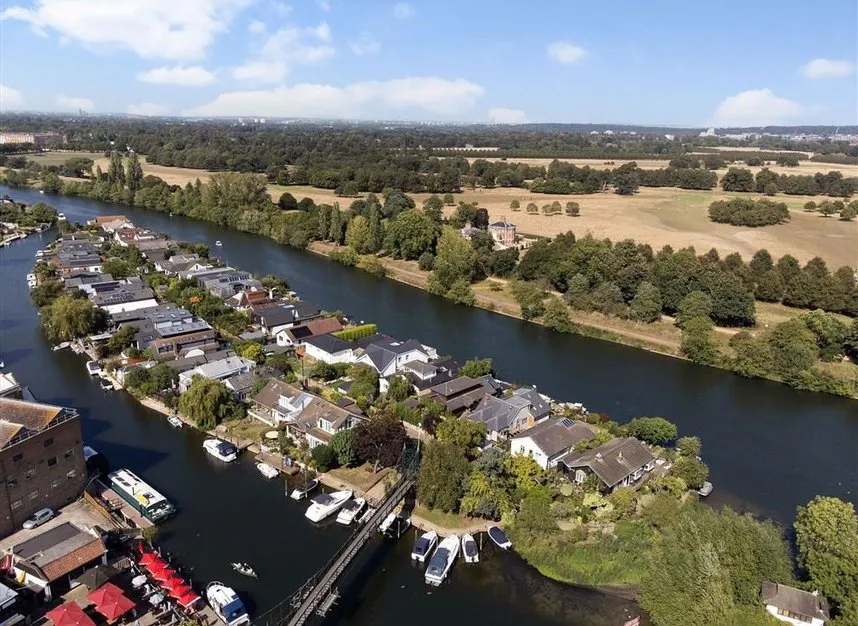 3 bed property for sale, The Island, Thames Ditton, KT7