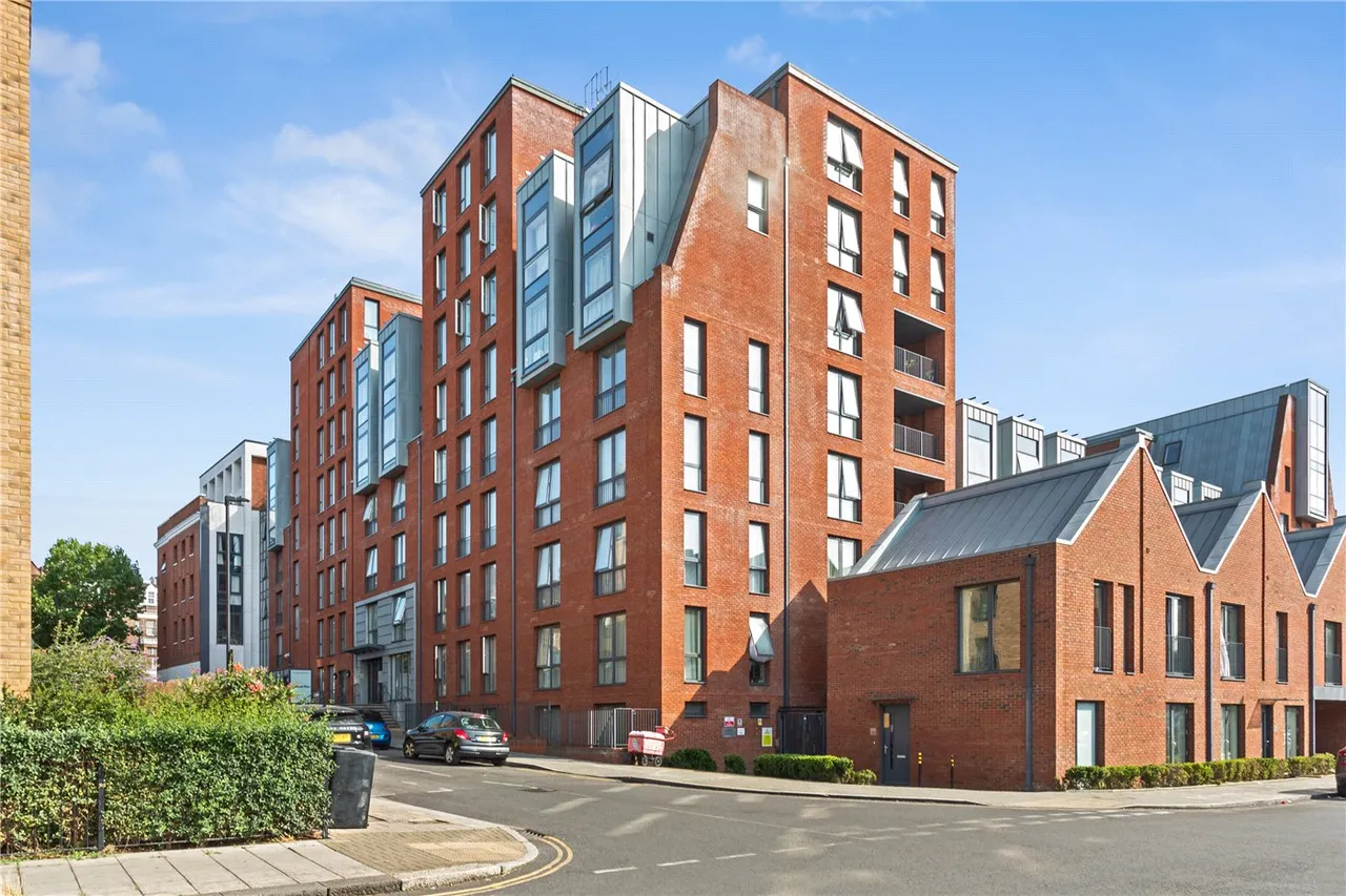 2 bed flat for sale — Gaumont Place, London, SW2