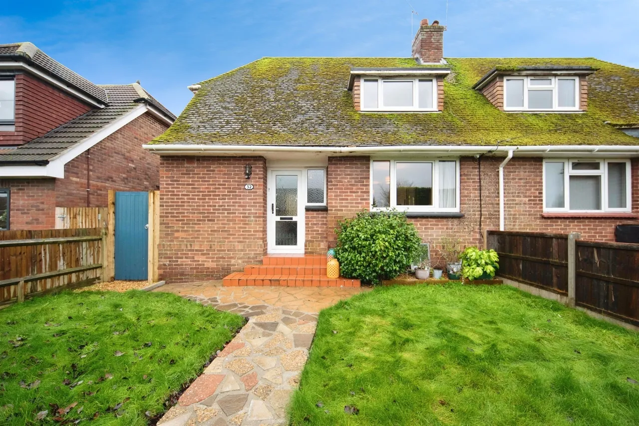 2 bed house for sale — Bishops Close, Nettlestead, Maidstone