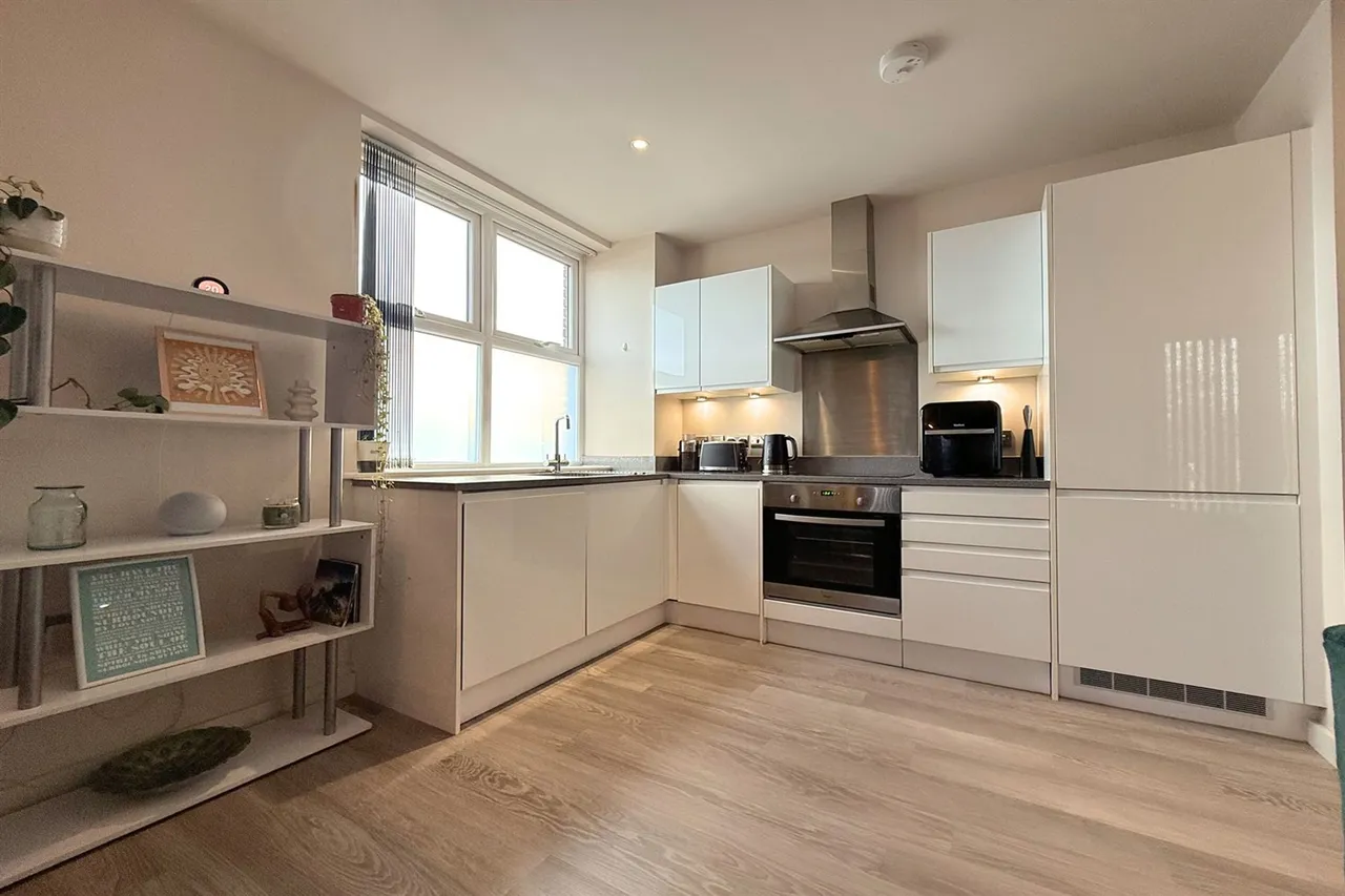 Metro House, Sale, photo 5
