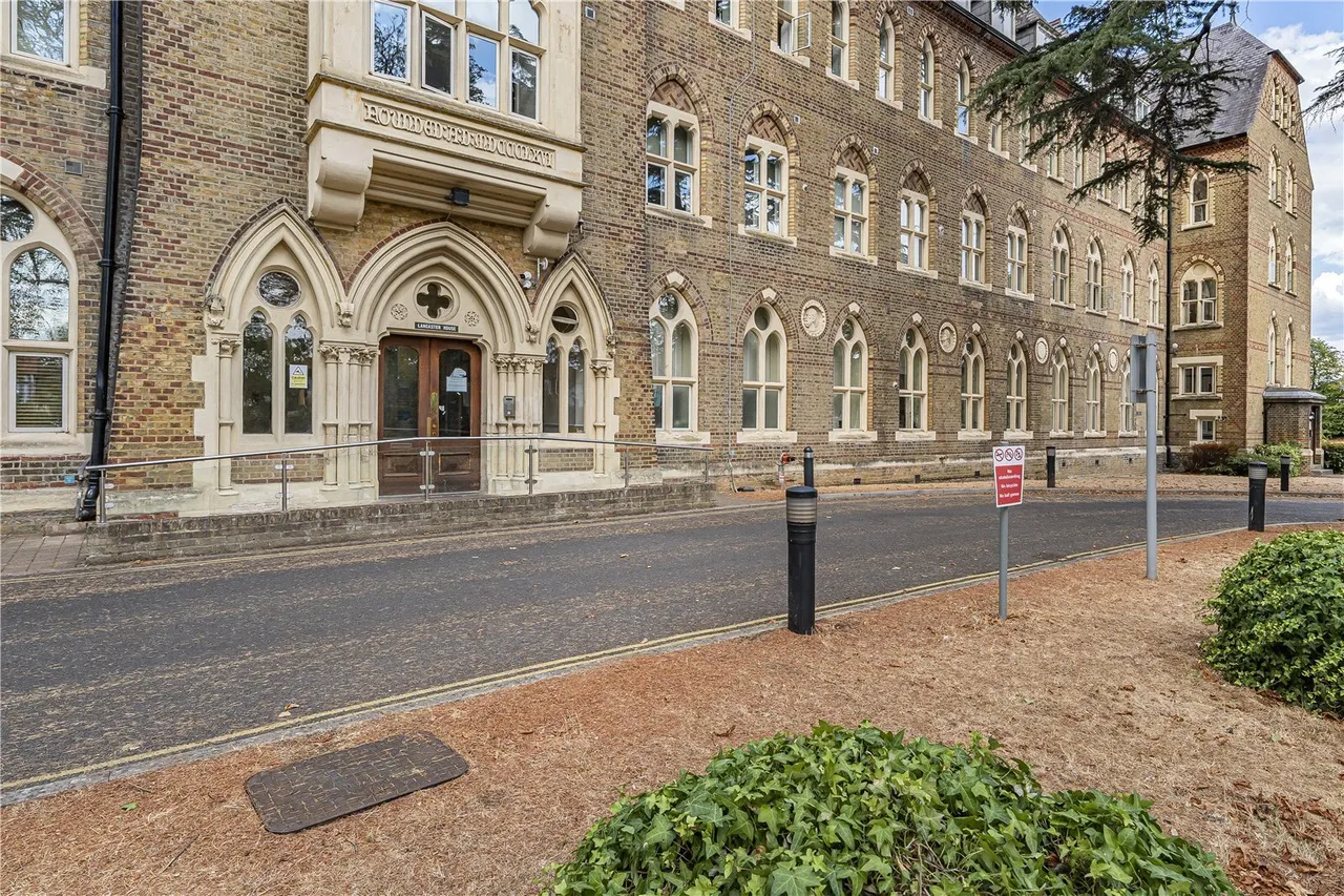 2 bed flat for sale, Borough Road, Isleworth, TW7