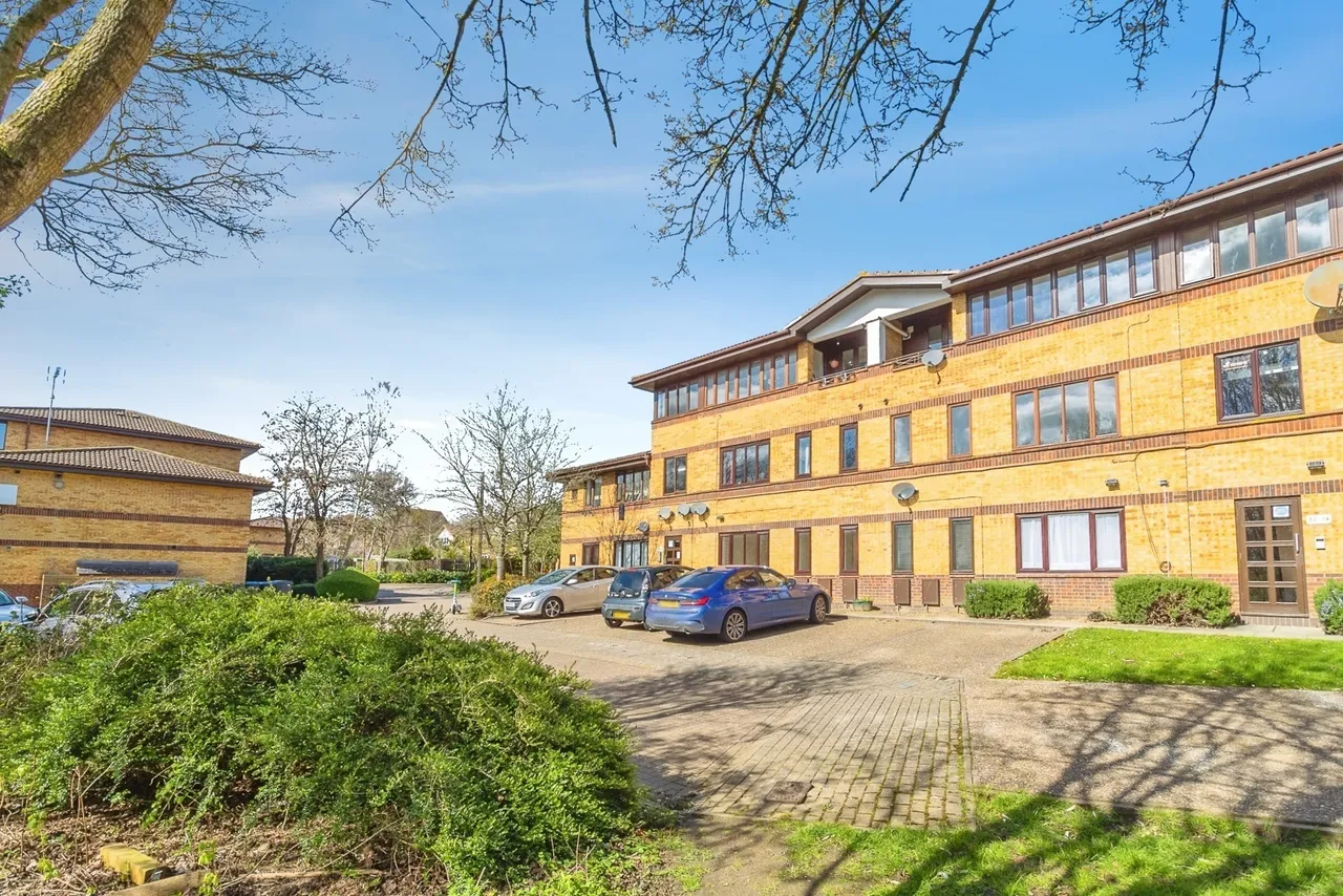 2 bed flat for sale — Mayer Gardens, Shenley Lodge, Milton Keynes, Buckinghamshire, MK5