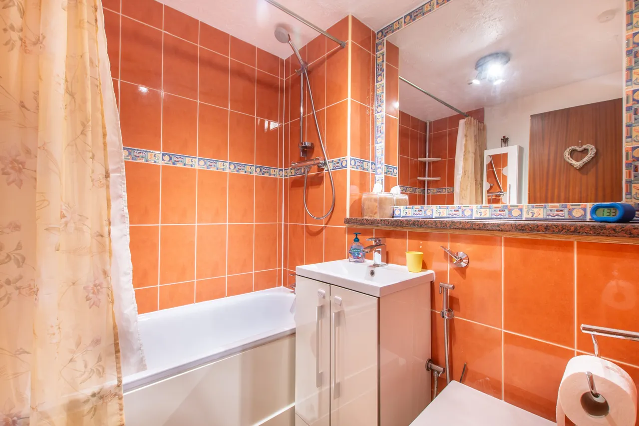 71 Alliance Close, Wembley, photo 8