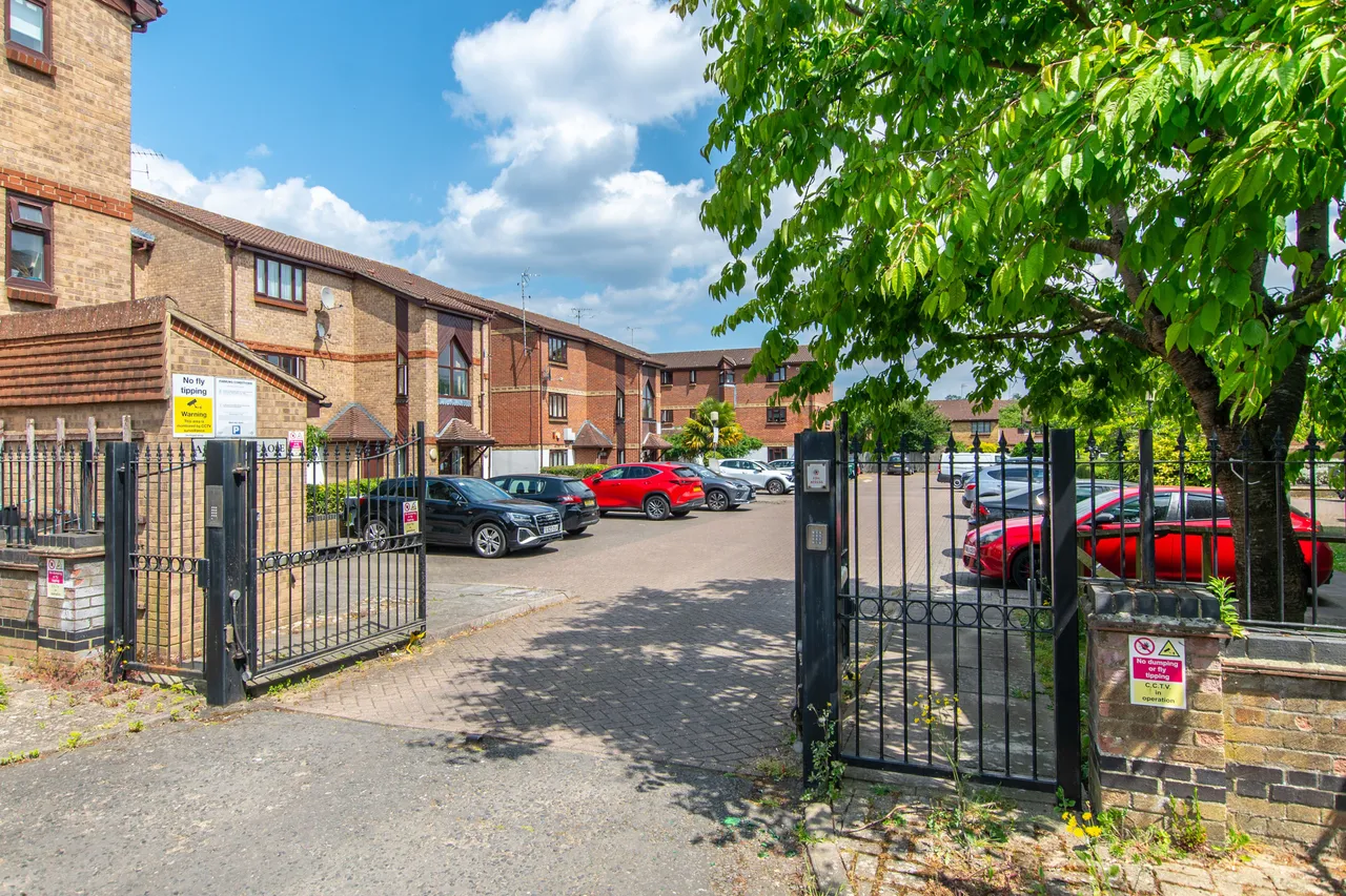 71 Alliance Close, Wembley, photo 10