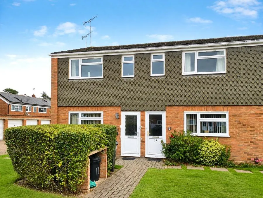 2 bed flat for sale, Battys Barn Close, Wokingham, RG40