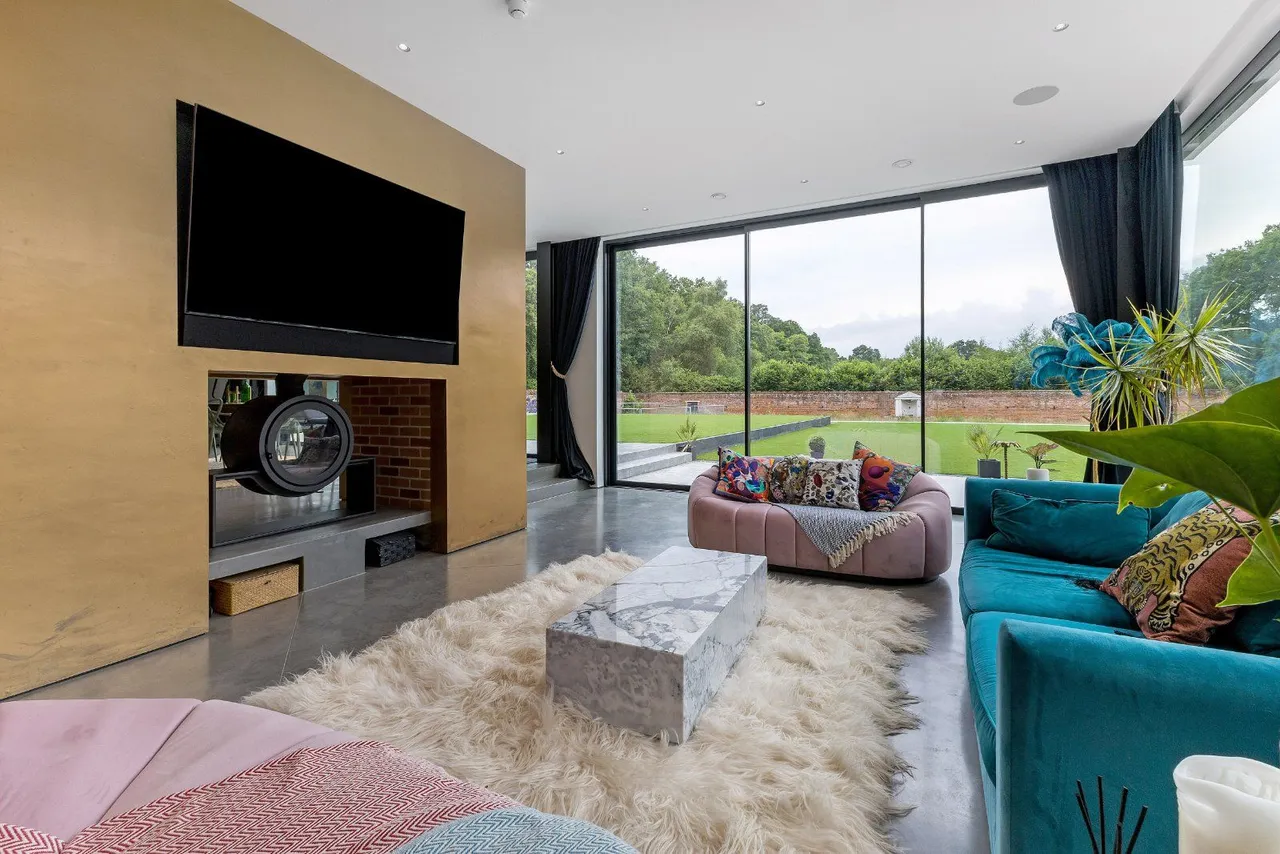 London Road, Windlesham, Surrey, GU20 6LE, photo 5