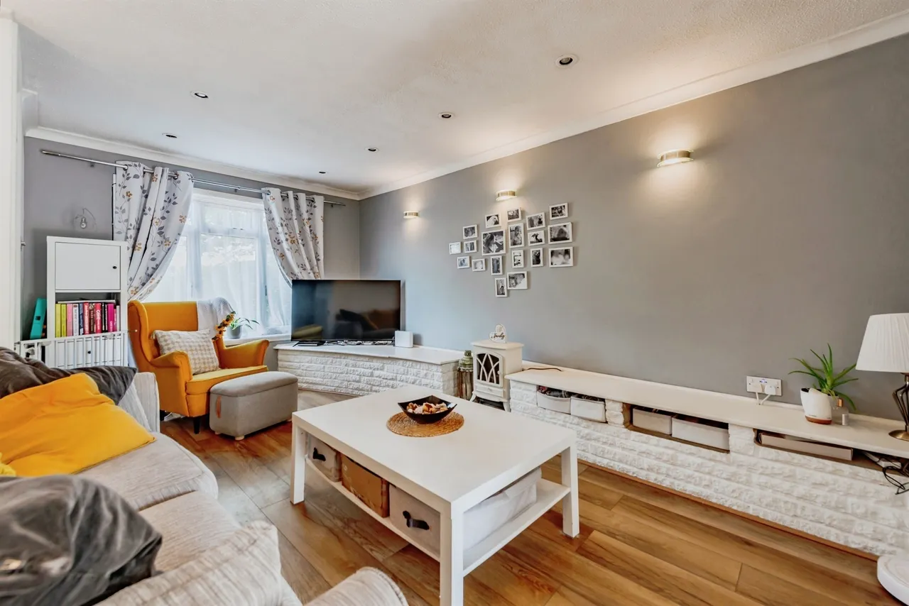 3 bed house for sale — Greenwood Drive, Redhill