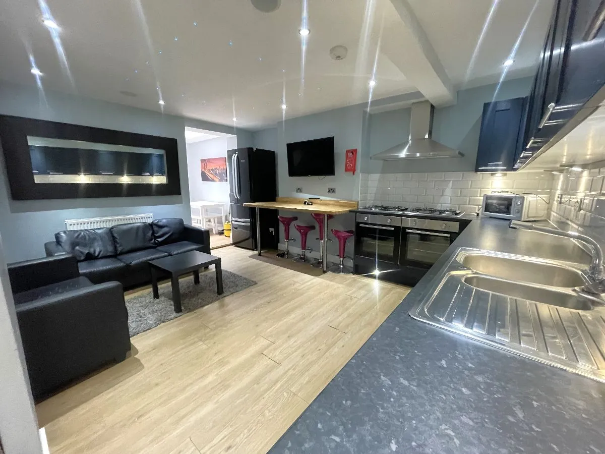 6 bed house to rent, North Holmes Road, Canterbury, CT1