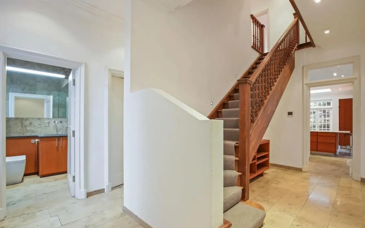 Six-Bedroom Period Residence on Hamil, photo 15