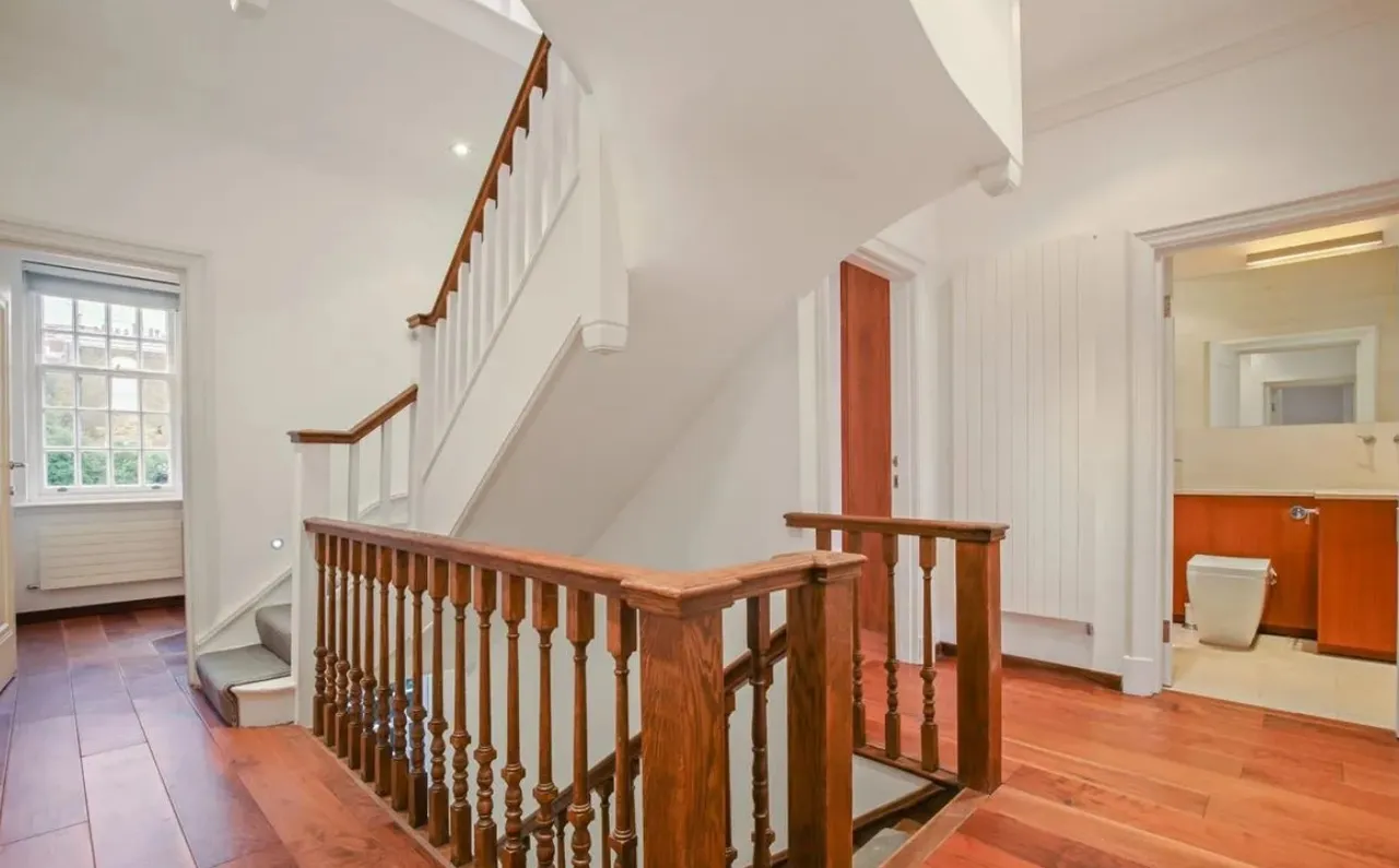 Six-Bedroom Period Residence on Hamil, photo 14
