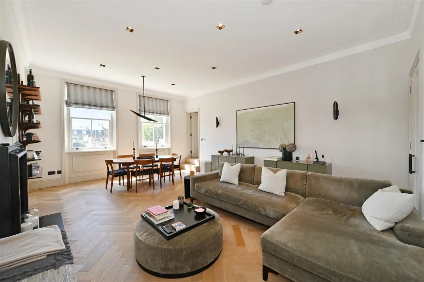 2 bed flat for sale, Roland Gardens, Chelsea, SW7