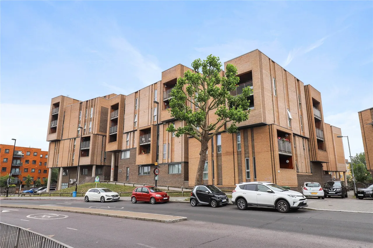 2 bed flat for sale, Bromley Road, London, SE6
