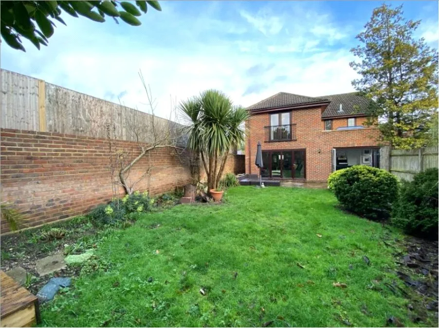 Pinewood Road, Ash, Surrey, GU12 6DG, photo 2