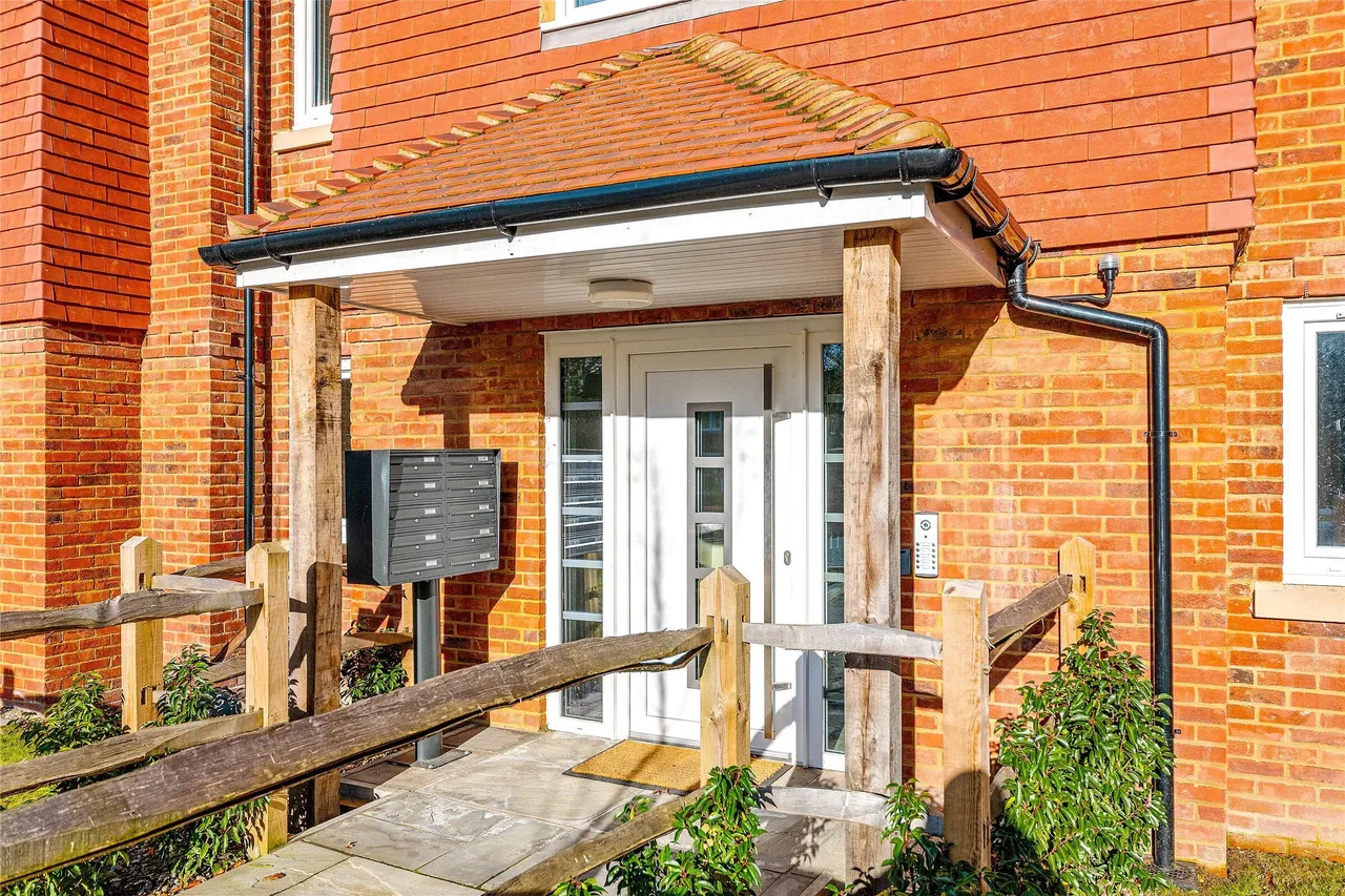 Doods Park Road, Reigate, RH2, photo 13