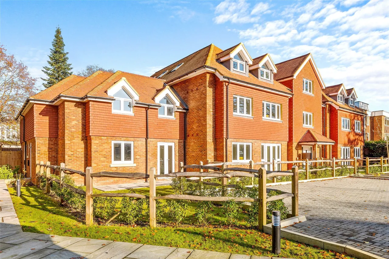 2 bed property for sale, Doods Park Road, Reigate, RH2