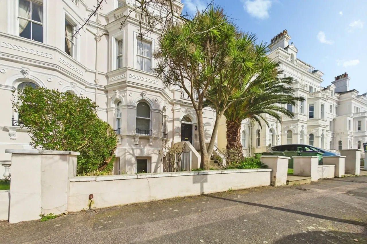 2 bed flat for sale, Augusta Gardens, Folkestone, CT20
