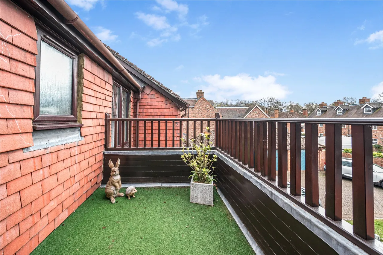 Hartford Court, Hartley Wintney, Hook, Hampshire, RG27 8PQ, photo 2