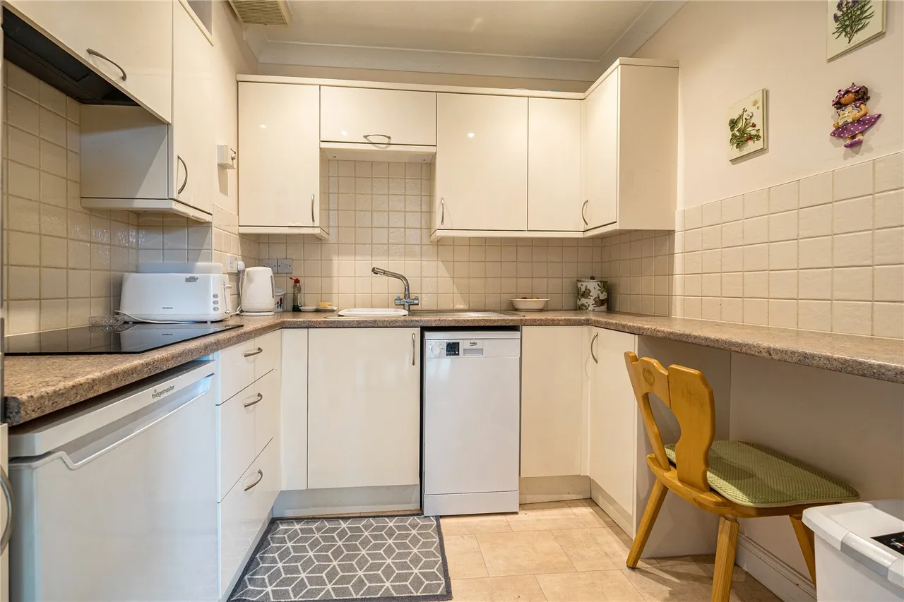 Hartford Court, Hartley Wintney, Hook, Hampshire, RG27 8PQ, photo 5